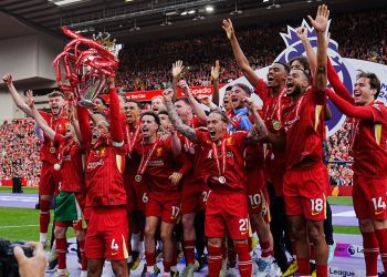 Liverpool lift premier league trophy