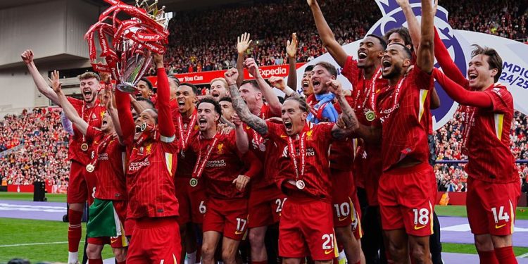 Liverpool lift premier league trophy