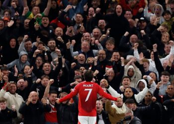 Mount shines as Manchester United books final trip