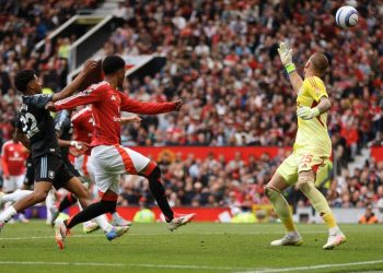 Manchester united score with aston villa players in the background